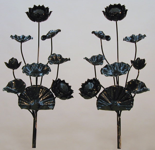 初出し屋　銅器の花器と金属製の常花１対（仏像、菩薩、寺院仏具、仏教美術） 初出し屋 金属製の１１本立て常花１対（常華、菩薩、寺院